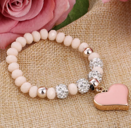 Joli bracelet  rose avec ses perles strass et sa breloque en cœur assorti