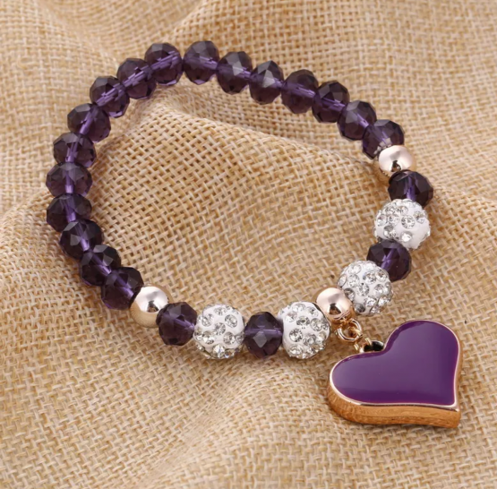 Joli bracelet  violet avec ses perles strass et sa breloque en cœur assorti