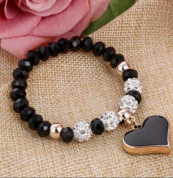 Joli bracelet noir avec ses perles strass et sa breloque en cœur assorti
